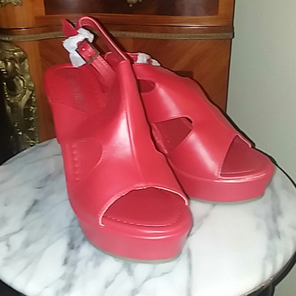 NIB! 4.2 inch Red open toe wedge w/ ankle strap and gold buckle